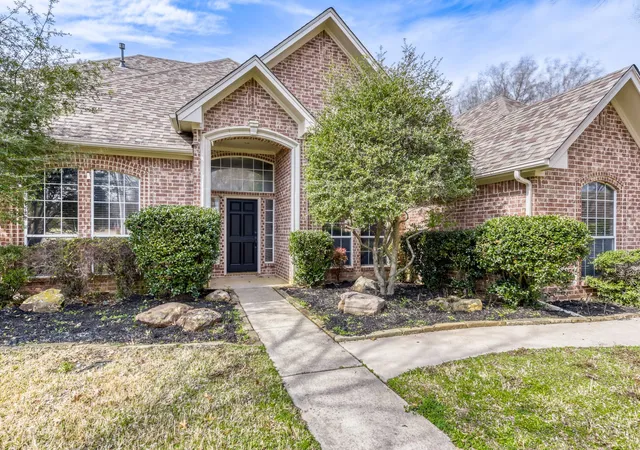 Photo 3 of Single family home for sale at 27 Wellington Oaks Cir, Denton, TX 76210 | MLS# 21133282 | Listing updated on 2026-10-02