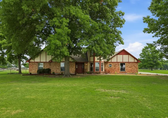Homes for sale in Krum, TX | 11303 Southwind Pl, Krum, TX 76249 | MLS# 21188960