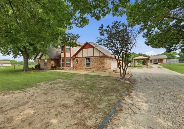 Homes for sale in Krum, TX | 11303 Southwind Pl, Krum, TX 76249 | MLS# 21188960