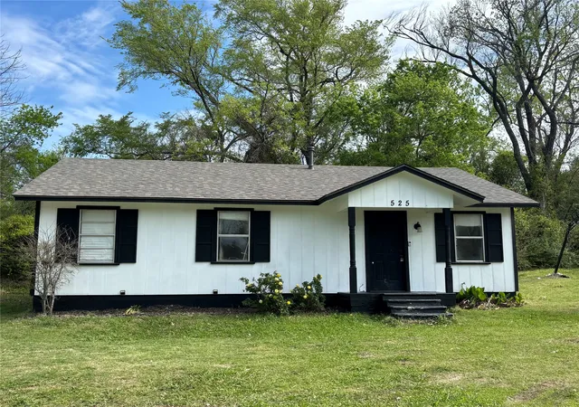 Photo 1 of Single family home for sale at 525 W Hickory St, Kaufman, TX 75142 | MLS# 21178797 | Listing updated on 2026-08-30