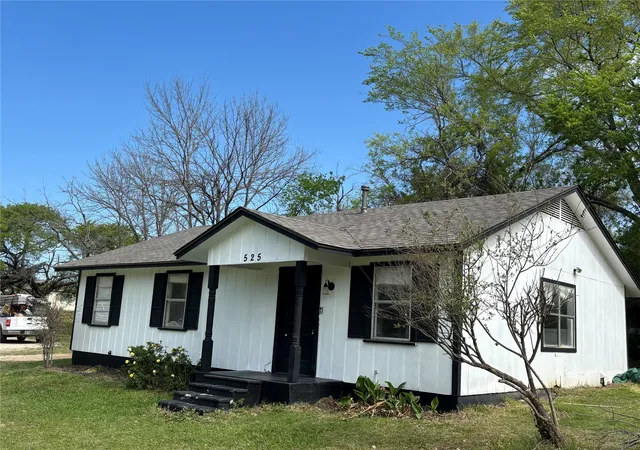 Photo 2 of Single family home for sale at 525 W Hickory St, Kaufman, TX 75142 | MLS# 21178797 | Listing updated on 2026-08-30