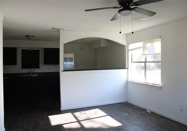 Photo 3 of Single family home for sale at 525 W Hickory St, Kaufman, TX 75142 | MLS# 21178797 | Listing updated on 2026-08-30