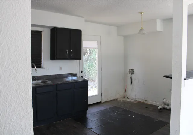 Photo 3 of Single family home for sale at 525 W Hickory St, Kaufman, TX 75142 | MLS# 21178797 | Listing updated on 2026-08-30
