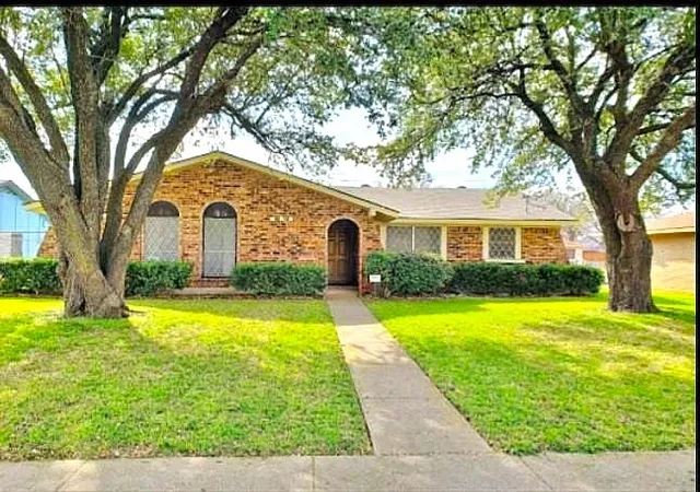 Photo 1 of Single family home for sale at 2752 Meadow Isle Ln, Dallas, TX 75237 | MLS# 21190445 | Listing updated on 2026-09-23