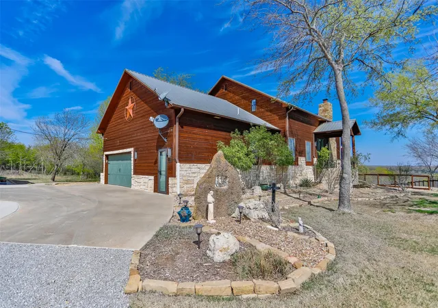 Photo 2 of Single family home for sale at 229 Southside Dr, Gainesville, TX 76240 | MLS# 21190980 | Listing updated on 2026-09-18