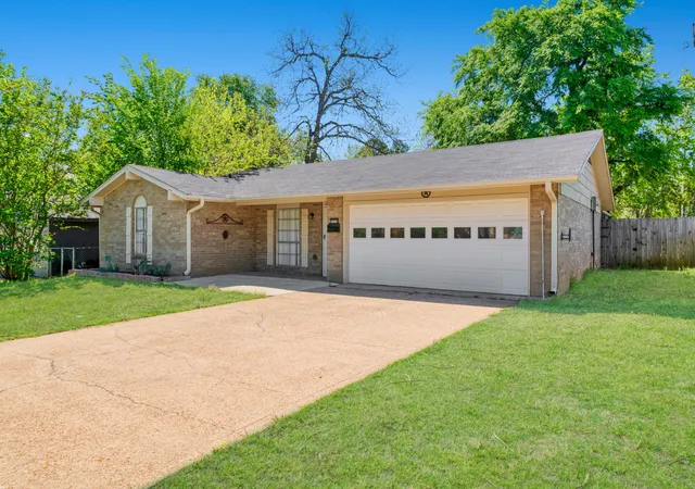 Homes for sale in Paris, TX | 2010 Kyle Dr, Paris, TX 28612 | MLS# 21190364