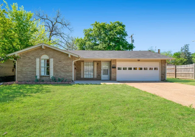 Homes for sale in Paris, TX | 2010 Kyle Dr, Paris, TX 28612 | MLS# 21190364