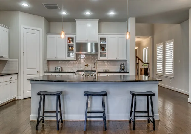 4th image of 10565 Plumwood Pkwy, Dallas, TX 75238 | MLS# 21191218