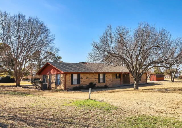 Homes for sale in Gainesville, TX | 104 Navajo Trl, Gainesville, TX 76240 | MLS# 21188886