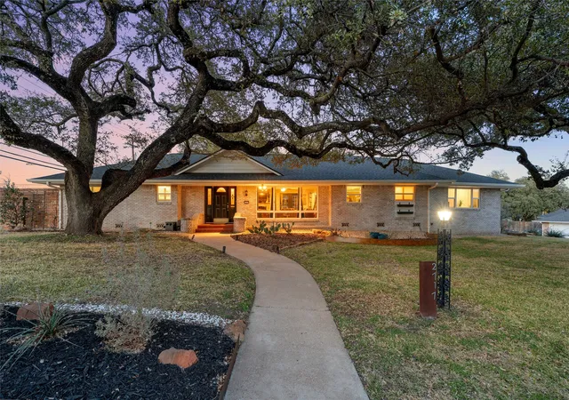 Homes for sale in Waco, TX | 2717 Wooded Acres Dr, Waco, TX 76710 | MLS# 21190861