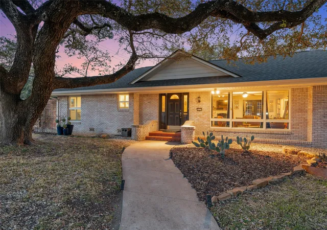 Homes for sale in Waco, TX | 2717 Wooded Acres Dr, Waco, TX 76710 | MLS# 21190861