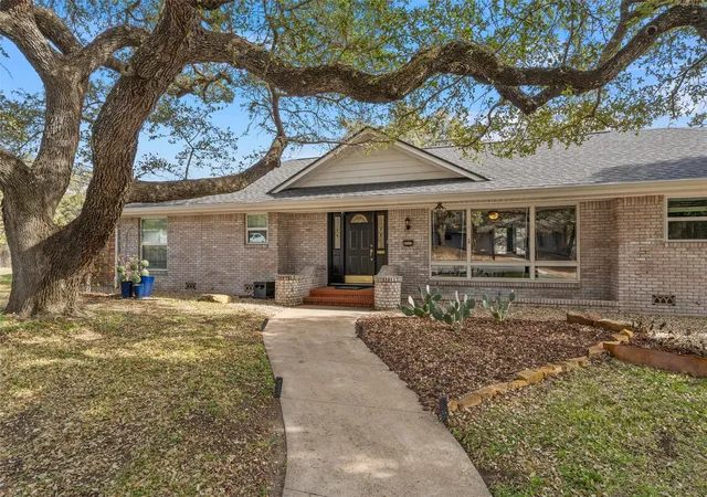 Homes for sale in Waco, TX | 2717 Wooded Acres Dr, Waco, TX 76710 | MLS# 21190861