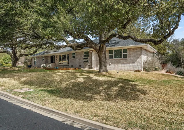 Homes for sale in Waco, TX | 2717 Wooded Acres Dr, Waco, TX 76710 | MLS# 21190861
