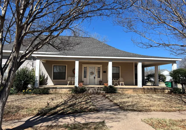 Photo 1 of Single family home for sale at 316 E Spring St, Henrietta, TX 76365 | MLS# 21191992 | Listing updated on 2026-08-23
