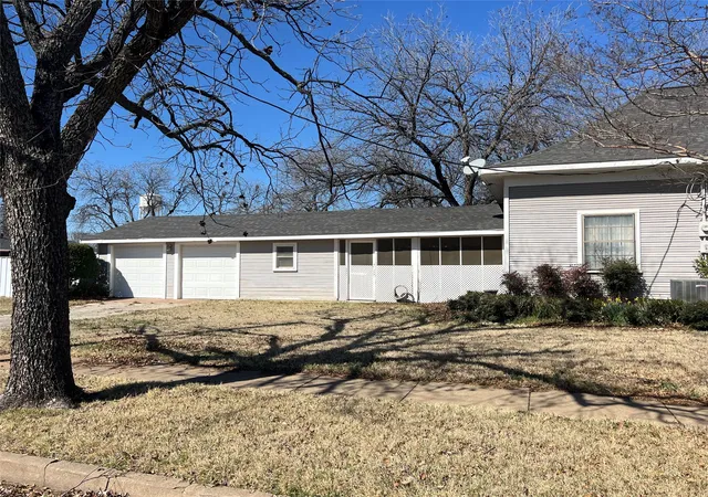 Photo 3 of Single family home for sale at 316 E Spring St, Henrietta, TX 76365 | MLS# 21191992 | Listing updated on 2026-08-23