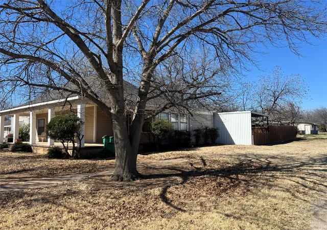 Photo 3 of Single family home for sale at 316 E Spring St, Henrietta, TX 76365 | MLS# 21191992 | Listing updated on 2026-08-23