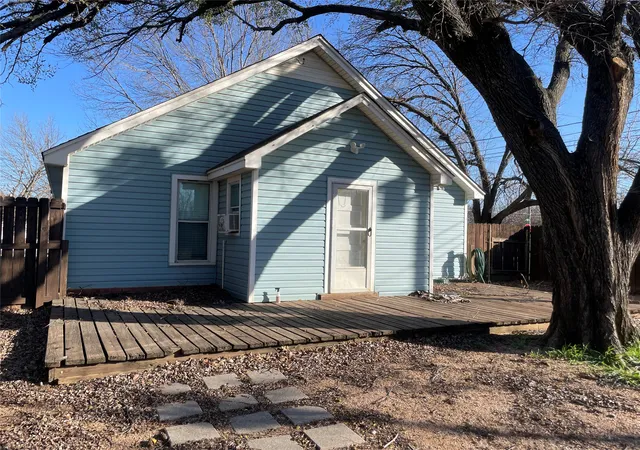 Photo 3 of Single family home for sale at 110 S Hubbard St, Alvord, TX 76225 | MLS# 21192181 | Listing updated on 2026-07-25