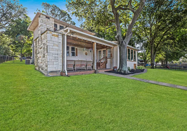 4th image of 142 Peninsula Point Ter, Mabank, TX 75156 | MLS# 21177841