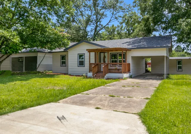 Homes for sale in Bogata, TX | 121 Circle Dr, Bogata, TX 75417 | MLS# 21192253