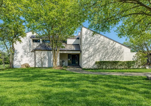 Photo 1 of Single family home for sale at 1816 Southpark Dr, Arlington, TX 76013 | MLS# 21192613 | Listing updated on 2026-09-03