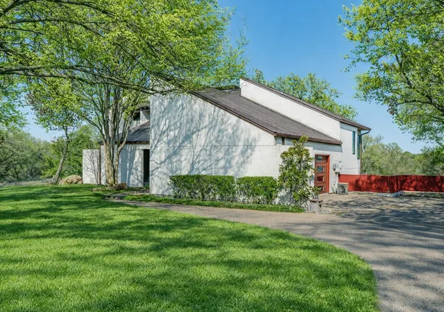 Photo 2 of Single family home for sale at 1816 Southpark Dr, Arlington, TX 76013 | MLS# 21192613 | Listing updated on 2026-09-03