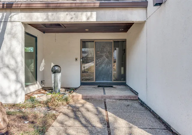 Photo 3 of Single family home for sale at 1816 Southpark Dr, Arlington, TX 76013 | MLS# 21192613 | Listing updated on 2026-09-03