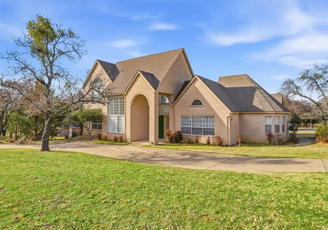 Photo 3 of Single family home for sale at 2829 Bent Oaks Dr, Burleson, TX 76028 | MLS# 21189410 | Listing updated on 2026-08-28