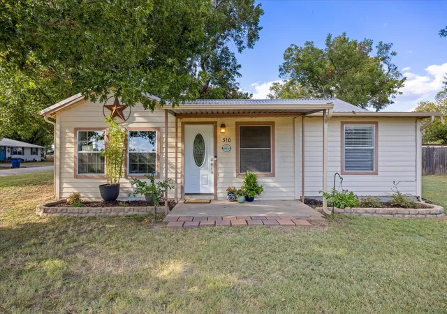 Homes for sale in Tolar, TX | 310 W 6th St, Tolar, TX 76476 | MLS# 21190224