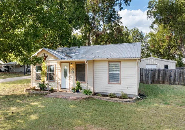 Homes for sale in Tolar, TX | 310 W 6th St, Tolar, TX 76476 | MLS# 21190224