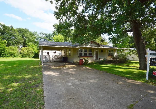 Homes for sale in East Tawakoni, TX | 220 Littlefield Dr, East Tawakoni, TX 75472 | MLS# 21192451