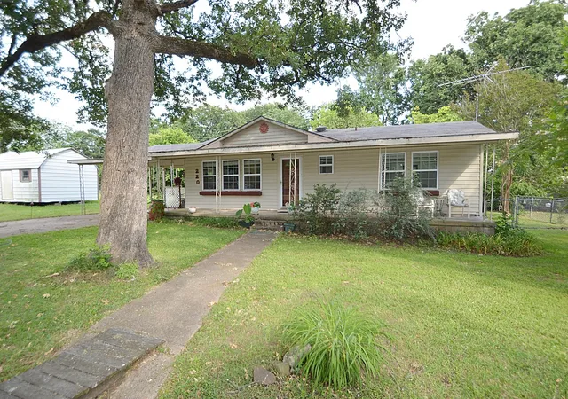 Homes for sale in East Tawakoni, TX | 220 Littlefield Dr, East Tawakoni, TX 75472 | MLS# 21192451
