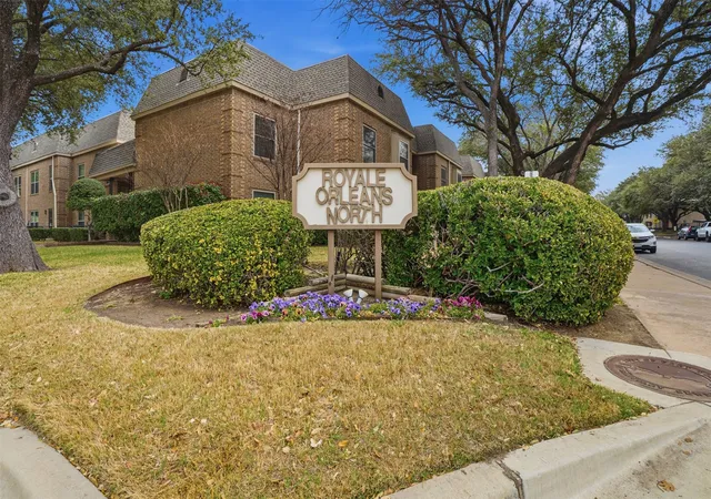 Listing Photo 2 - Condo for sale in building located at 4442 Harlanwood Dr, Fort Worth, TX 76109 - Unit #116