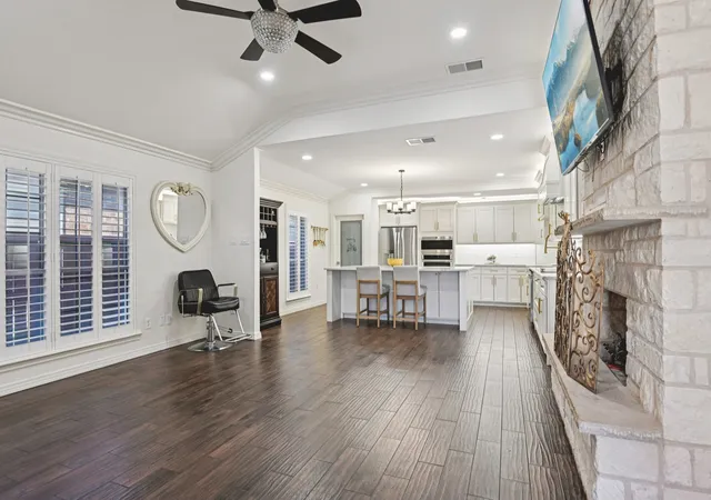 3rd image of 720 Calumet Ave, Cockrell Hill, TX 75211 | MLS# 21190998