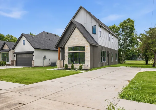 Photo 1 of Single family home for sale at 301 E Locust, Leonard, TX 75452 | MLS# 21193660 | Listing updated on 2026-08-22