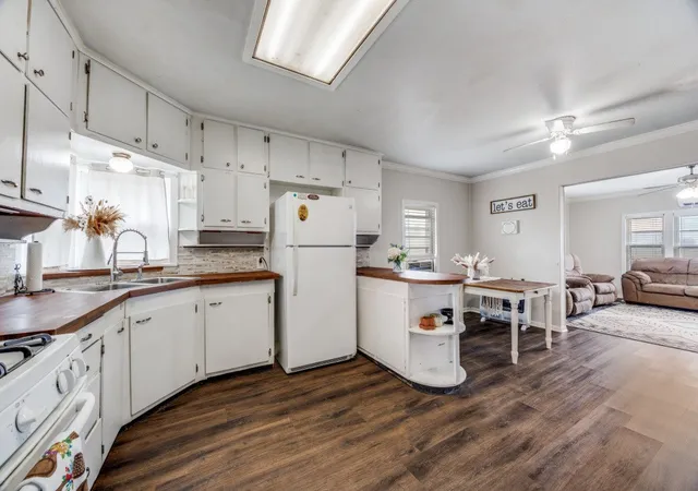 Photo 3 of Single family home for sale at 308 N Bois D Arc St, Savoy, TX 75479 | MLS# 21194017 | Listing updated on 2026-09-29