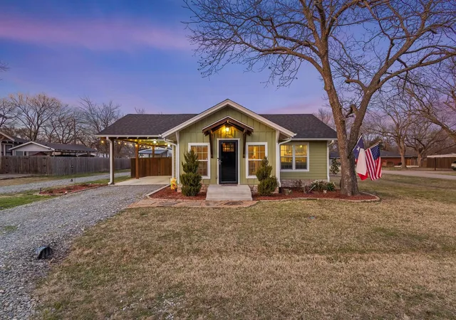 Homes for sale in Leonard, TX | 110 E Houston St, Leonard, TX 75452 | MLS# 21189605
