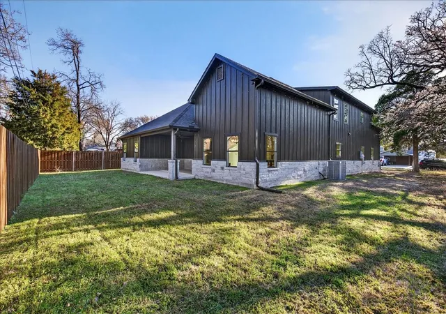 Photo 1 of Single family home for sale at 114 Castlewood Rd, Enchanted Oaks, TX 75156 | MLS# 21192010 | Listing updated on 2026-08-27