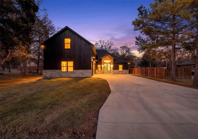 Photo 2 of Single family home for sale at 114 Castlewood Rd, Enchanted Oaks, TX 75156 | MLS# 21192010 | Listing updated on 2026-08-27