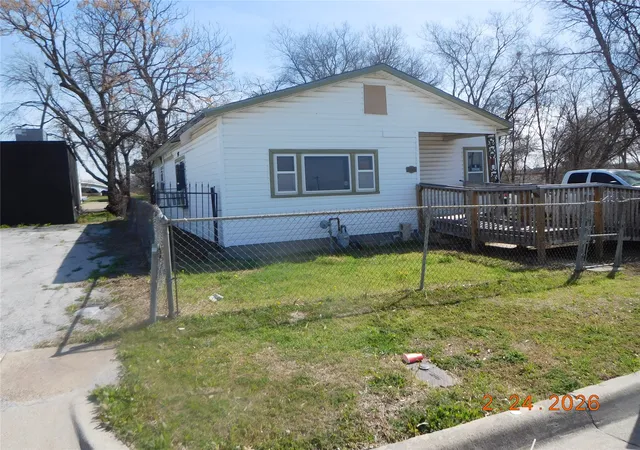 Photo 2 of Single family home for sale at 655 Crawford St, Fort Worth, TX 76104 | MLS# 21194314 | Listing updated on 2026-08-25
