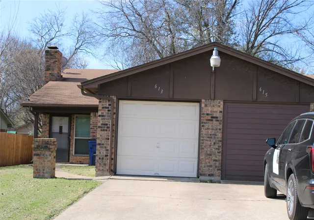 Photo 3 of House for sale at 615 Renfro St, Burleson, TX 76028 | MLS# 21195000 | Listing updated on 2026-09-23
