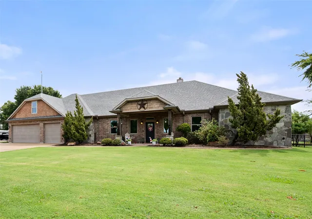 Photo 3 of Single family home for sale at 606 Sunset Pt, Kerens, TX 75144 | MLS# 21194940 | Listing updated on 2026-08-21