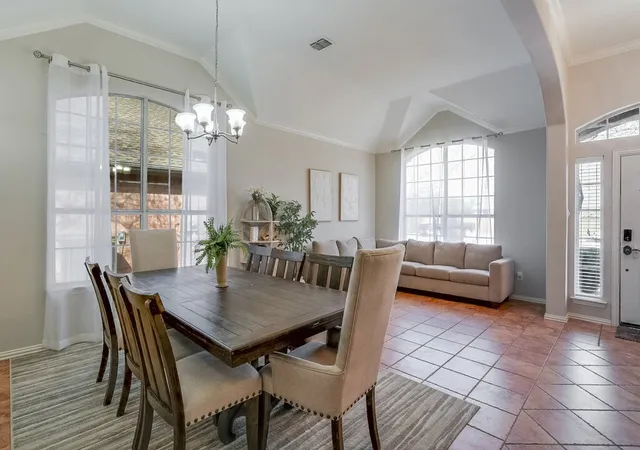 Photo 4 of Single family home for sale at 124 Stonecreek Dr, Irving, TX 75063 | MLS# 21187013 | Listing updated on 2026-08-27
