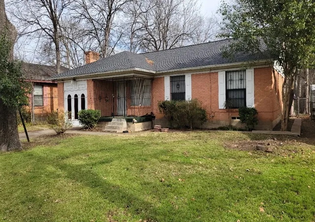 Photo 1 of Sale Pending at 1251 E Pentagon Pkwy, Dallas, TX 75216 | MLS# 21195581 | Listing updated on 2026-07-28