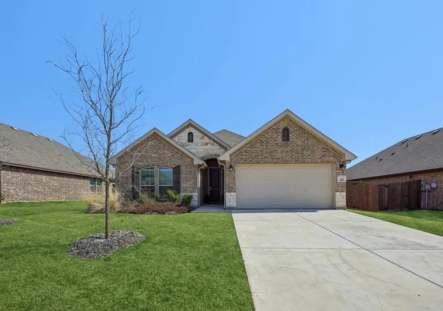 Photo 2 of Single family home for sale at 212 Magnolia Dr, Azle, TX 76020 | MLS# 21195685 | Listing updated on 2026-09-28