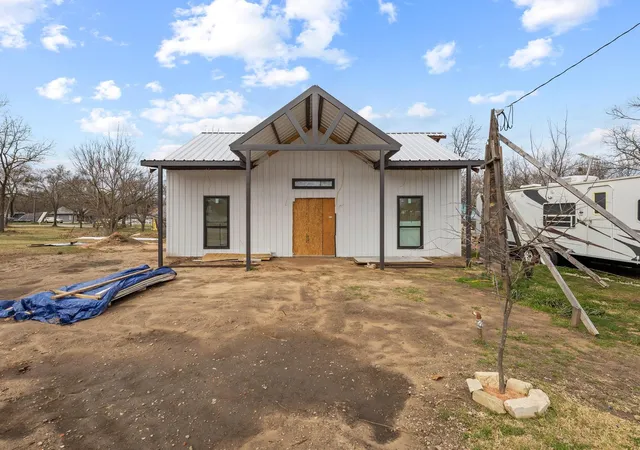 Photo 3 of Single family home for sale at 204 S Main St, Ector, TX 75439 | MLS# 21195751 | Listing updated on 2026-09-25