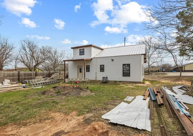 Photo 4 of Single family home for sale at 204 S Main St, Ector, TX 75439 | MLS# 21195751 | Listing updated on 2026-09-25