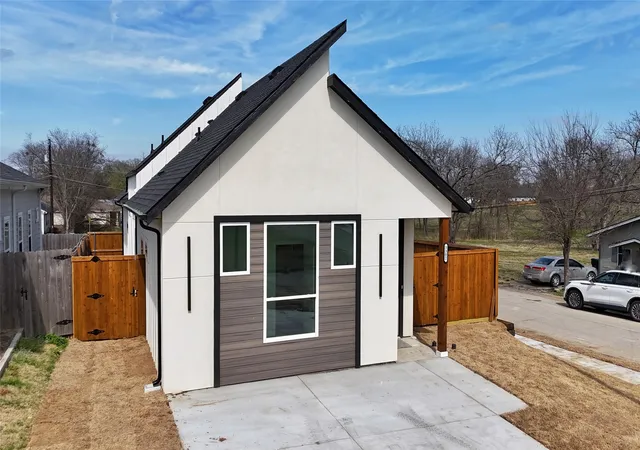 Photo 3 of Single family home for sale at 3302 Silver St, Greenville, TX 75401 | MLS# 21195759 | Listing updated on 2026-07-27