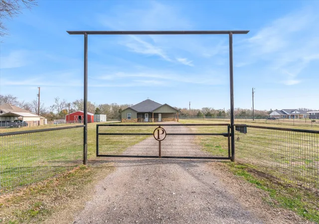 Photo 4 of Single family home for sale at 1052 Vz County Road 3208, Wills Point, TX 75169 | MLS# 21193527 | Listing updated on 2026-08-17