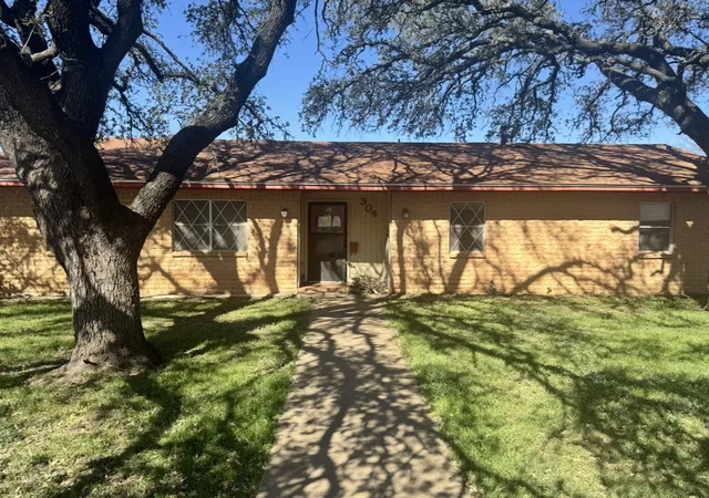 Homes for sale in Brady, TX | 304 W 8th St, Brady, TX 76825 | MLS# 21195779