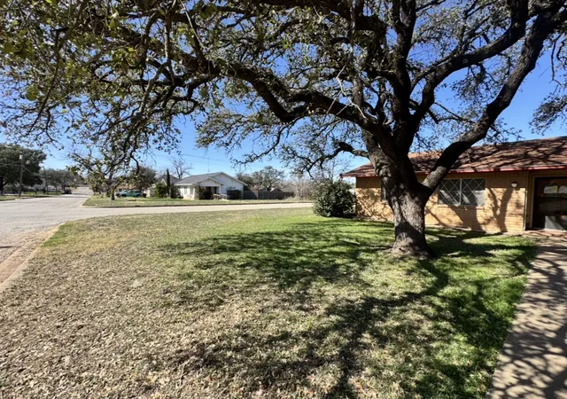 Homes for sale in Brady, TX | 304 W 8Th St, Brady, TX 76825 | MLS# 21195779